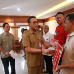 Walikota Jaya Negara Serahkan Bantuan Sosial Pasca Bencana Senilai Rp. 350 juta.