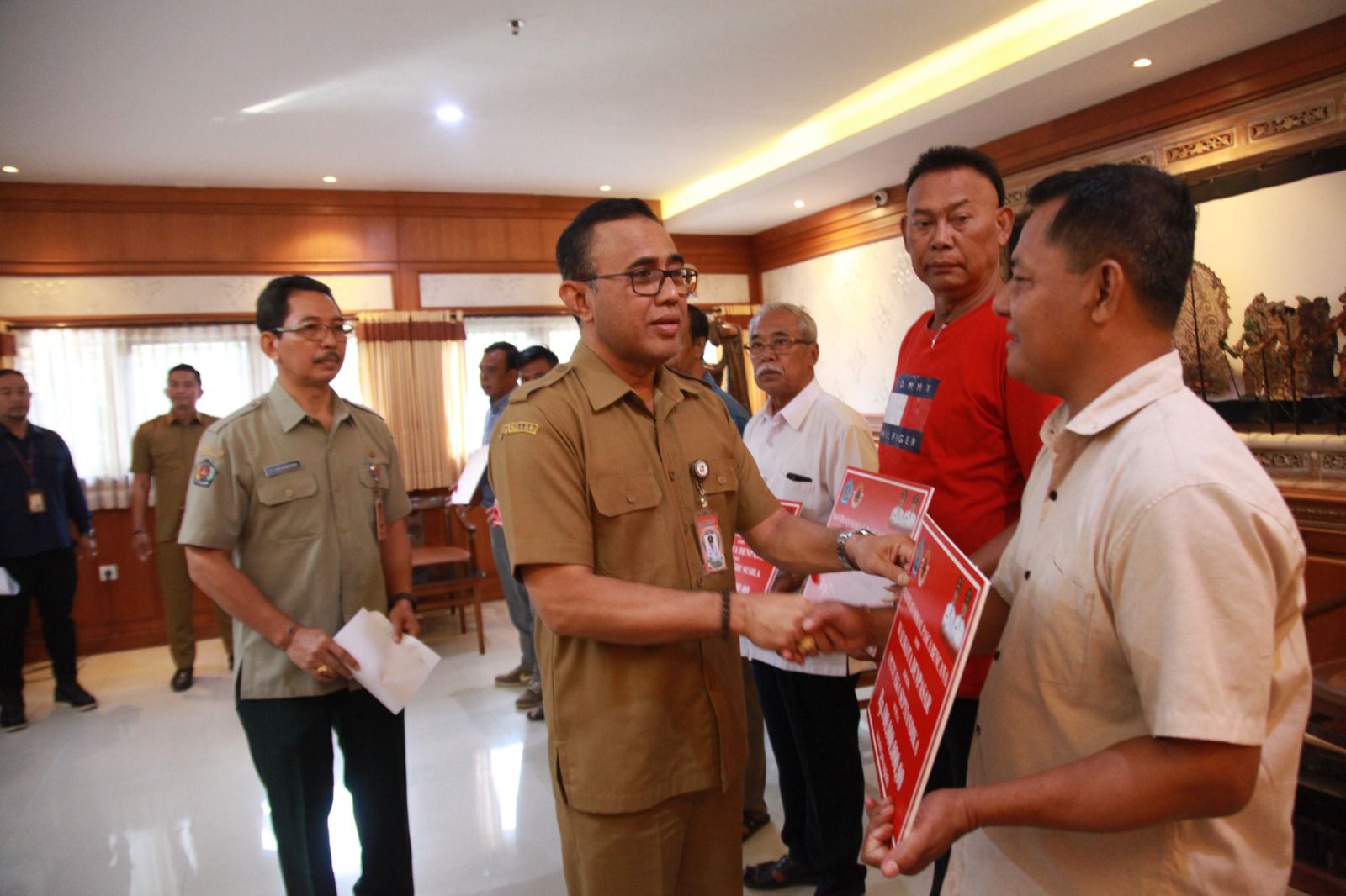 Walikota Jaya Negara Serahkan Bantuan Sosial Pasca Bencana Senilai Rp. 350 juta.