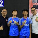 Walikota Jaya Negara Serahkan Piala Bergilir Juara Bulutangkis Walikota Cup XIV.
