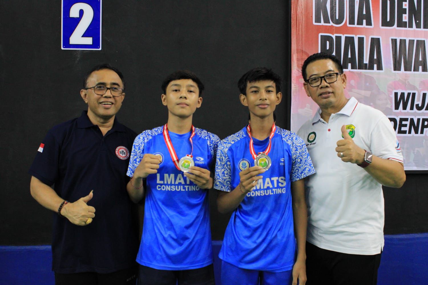 Walikota Jaya Negara Serahkan Piala Bergilir Juara Bulutangkis Walikota Cup XIV.