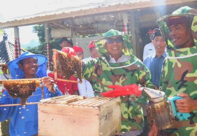 Berkantor di Desa, Bupati Komang  Sanjaya Angkat Potensi Lebah Madu Sari Tabanan