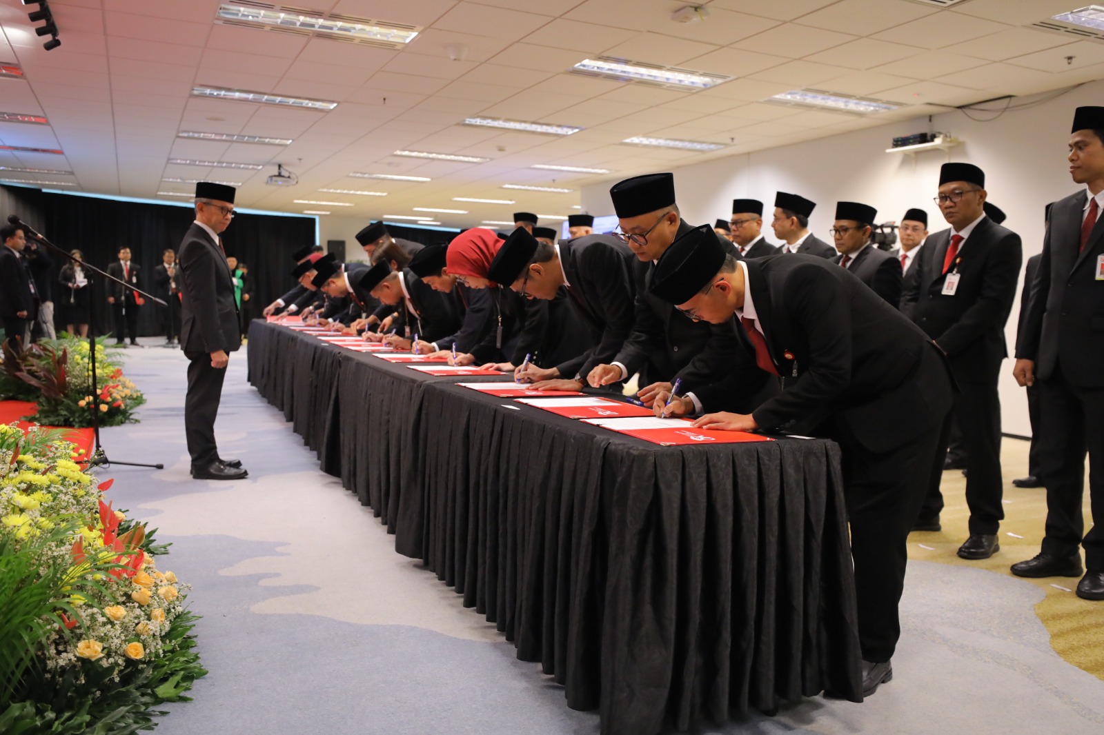 Mahendra Siregar  Lantik  21  Kepala  OJK Daerah