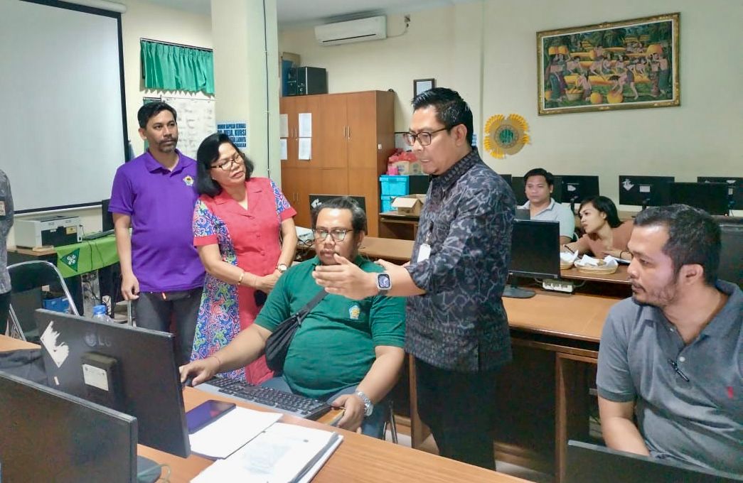 Tinjau Proses Verifikasi PPDB SMP di Kota Denpasar, Wawali Arya Wibawa   Minta  Tim Teknis Bekerja Sesuai Juknis