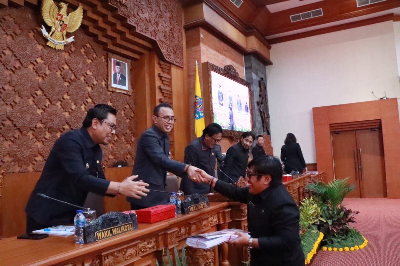 Walikota Jaya Negara Sampaikan KUA PPAS APBD 2024, dan Rancangan KUA PPAS APBD 2025 pada Rapat Paripurna DPRD