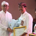 Walikota Jaya Negara Berikan Penghargaan ASN Purnabhakti 