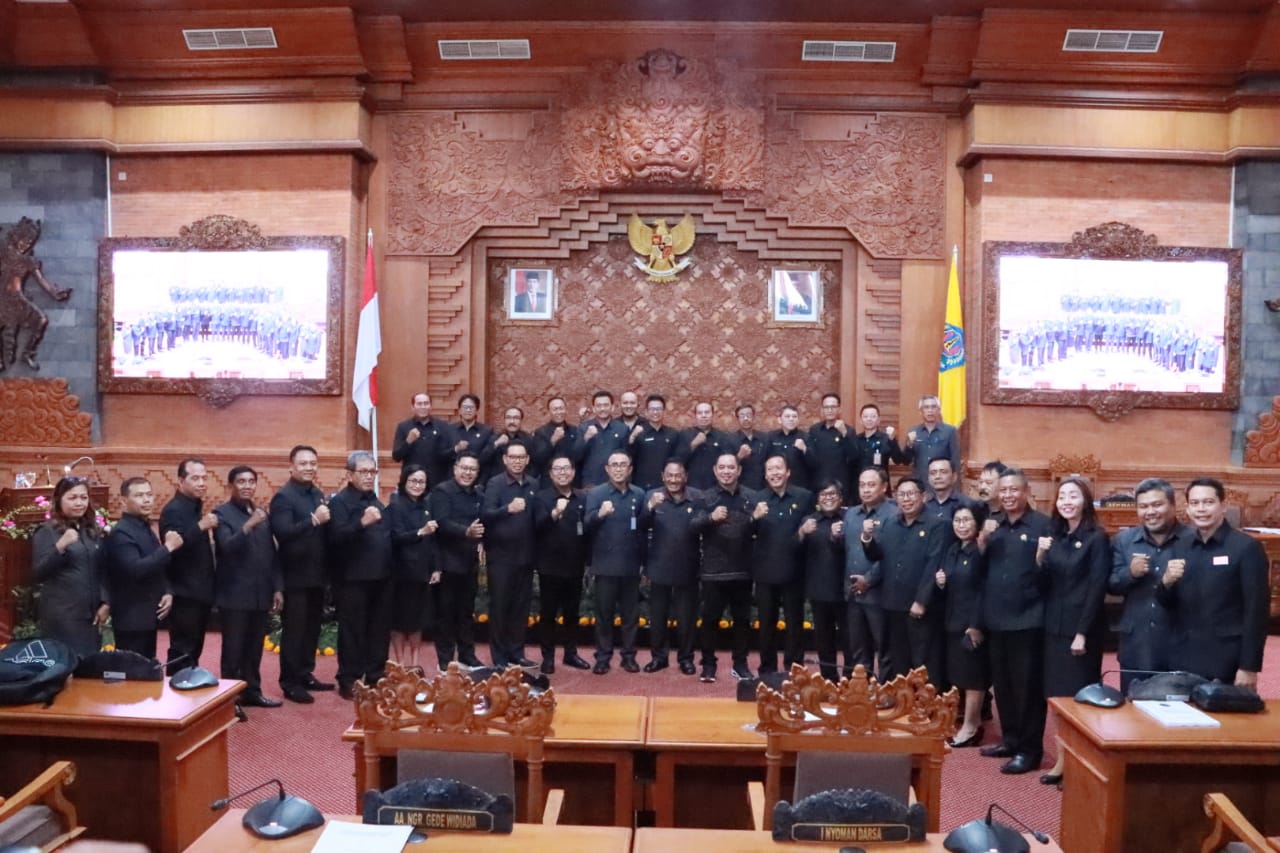Penutupan Rapat Paripurna DPRD Denpasar, Seluruh Fraksi Setujui Ranperda TA. 2024, dan Saling Berbalas Pantun
