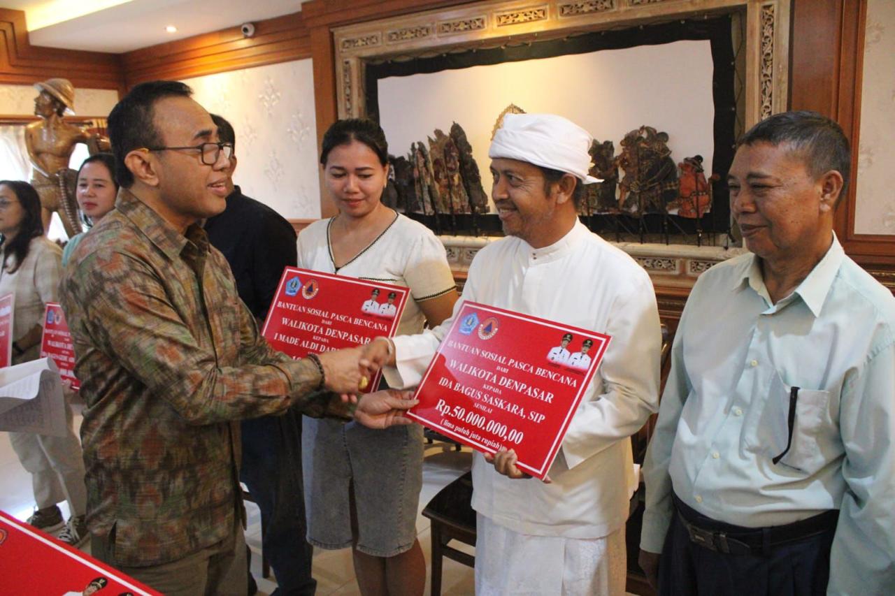 Ringankan Beban Masyarakat Denpasar , Walikota Jaya Negara Kembali Serahkan Bantuan Sosial Pasca Bencana.