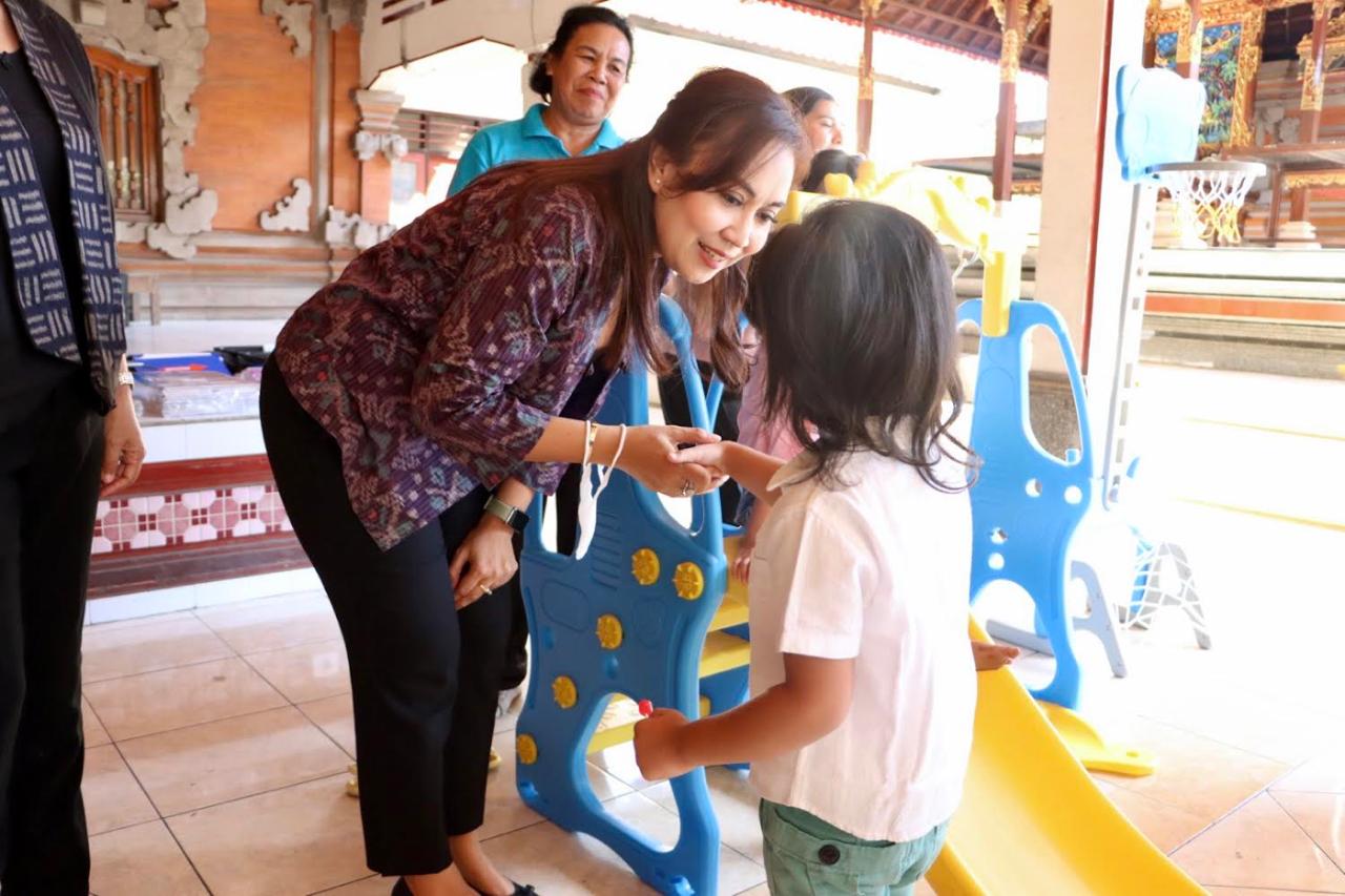 Pemkot Denpasar Kembali Serahkan Alat Bantu BKB Kit Stunting