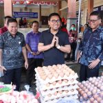 Jaga Stabilitas Inflasi di Kota Denpasar, Wawali Arya Wibawa Tinjau Bazar Pangan di Banjar Taman Sekar Padangsambian.