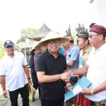 Perkuat Sektor Pertanian, Wawali Arya Wibawa Serahkan Bantuan Hibah Kepada Petani