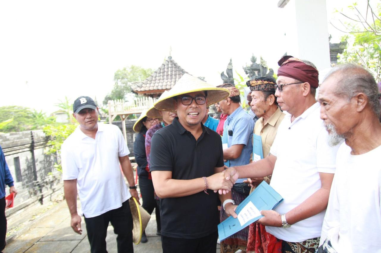 Perkuat Sektor Pertanian, Wawali Arya Wibawa Serahkan Bantuan Hibah Kepada Petani