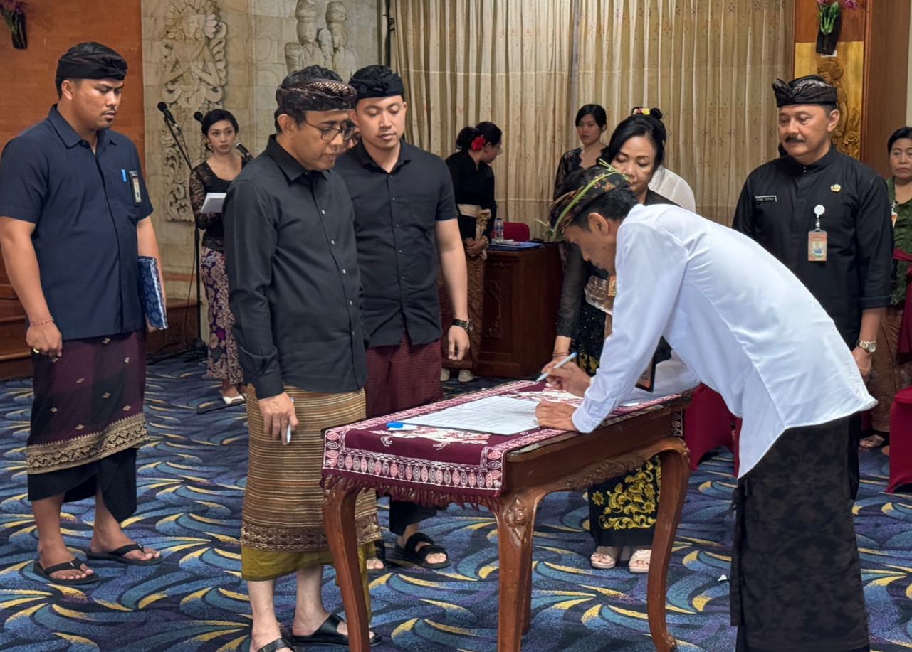 Walikota Jaya Negara Kukuhkan Kembali 6 Pejabat Eselon II dan 1 Pejabat Fungsional Dokter Ahli Utama.