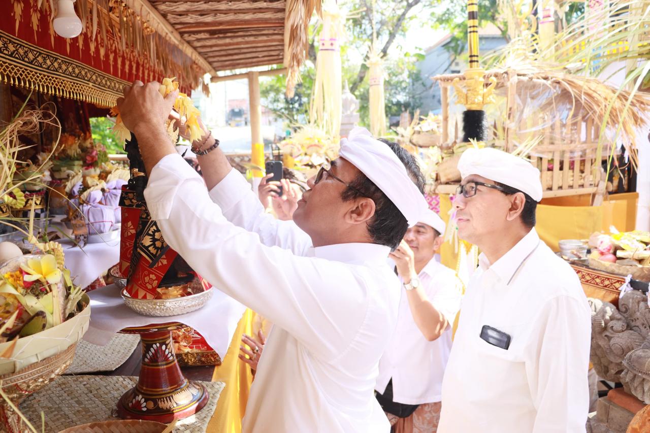 Serangkaian Karya di Kantor Bapenda Denpasar, Walikota Jaya Negara “Ngiyas Betara Rambut Sedana” dan Ngayah Megambel