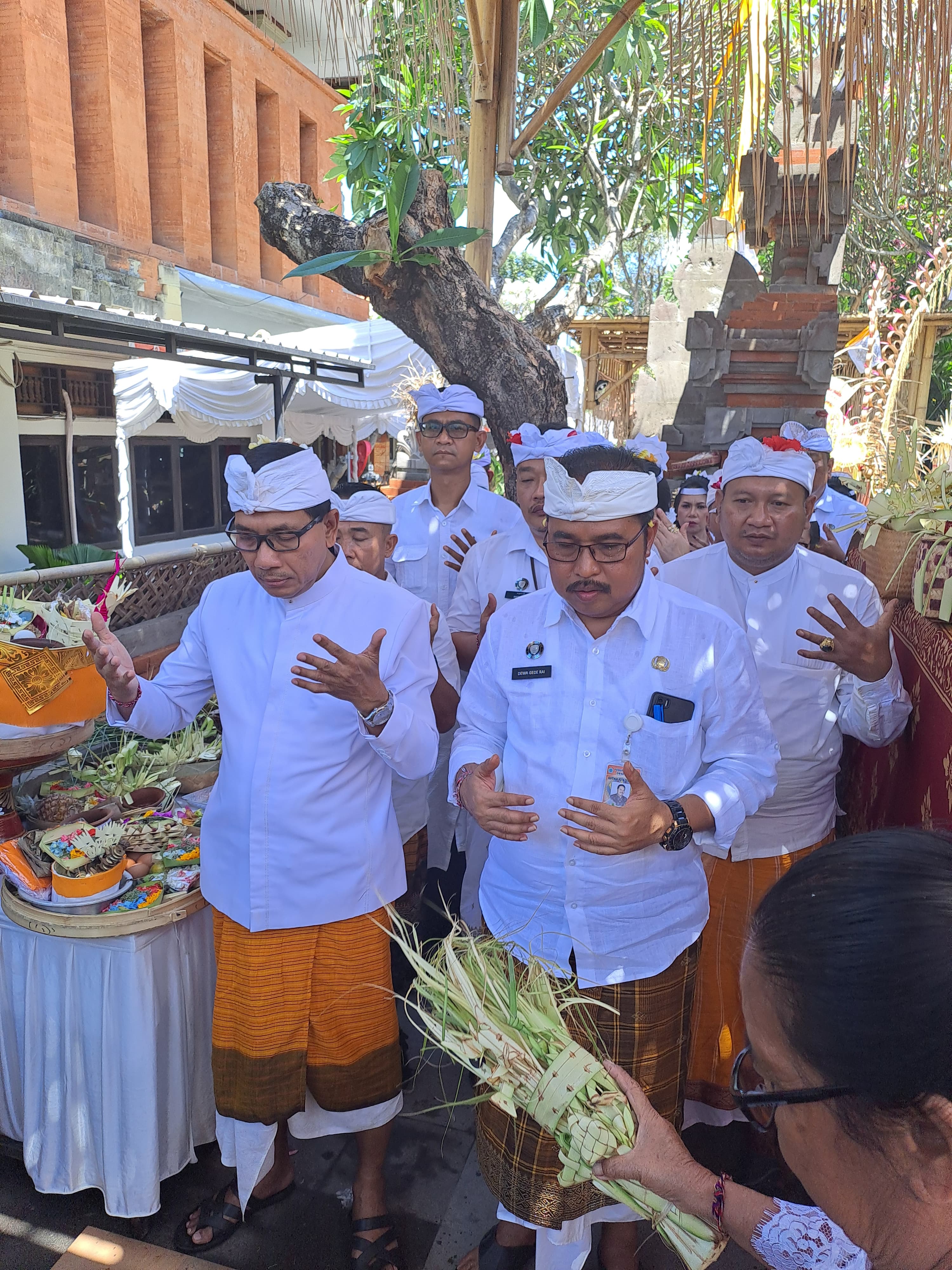 Puncak Karya Ngenteg Linggih, Mupuk Pedagingan dan Padudusan Alit di Parahyangan Kantor Bapenda Kota Denpasar Berlangsung Khidmat.