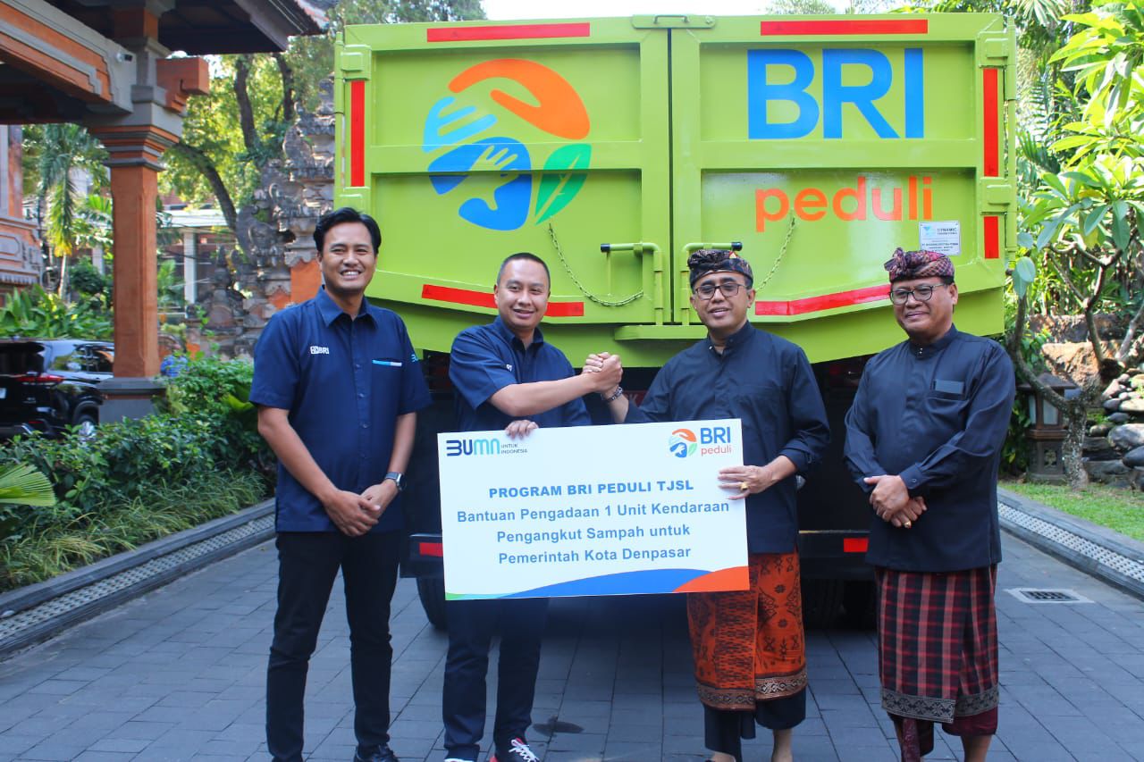 Pemkot Denpasar Terima Bantuan BRI Peduli Berupa 1 Unit Dump Truck Pengangkut Sampah