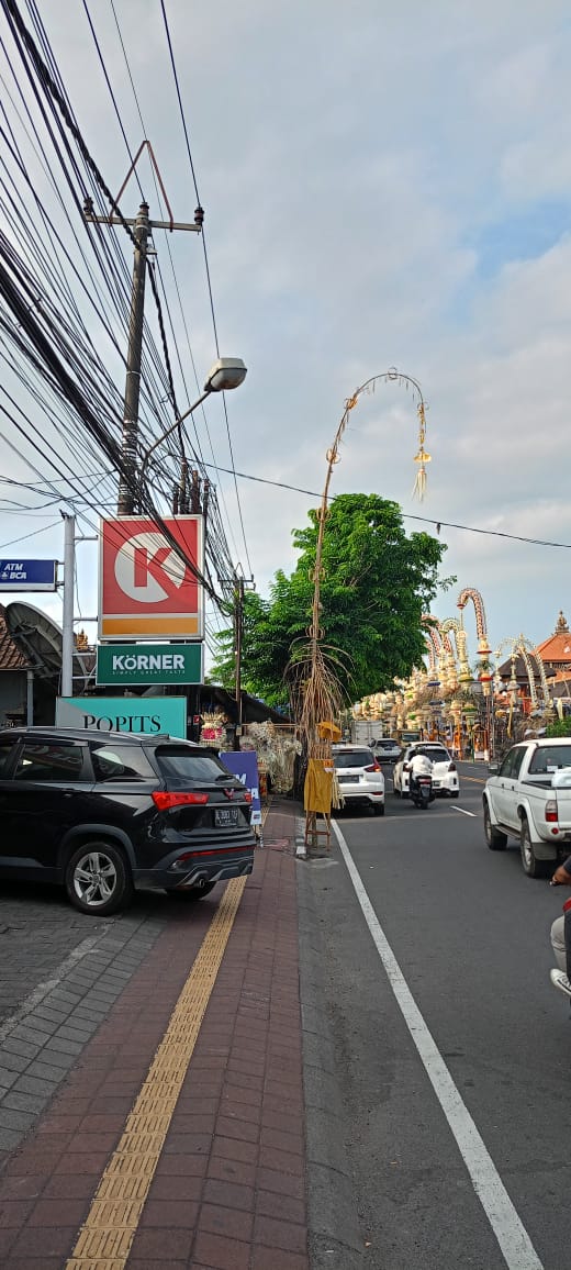 PLN  UID Bali , Imbau Warga Pasang Penjor Pada Jarak Aman di Perayaan Hari Raya Galungan & Kuningan