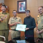 Optimalisasi Penanganan Sampah, Pemkot Denpasar Serahkan 43 Unit Motor Cikar.