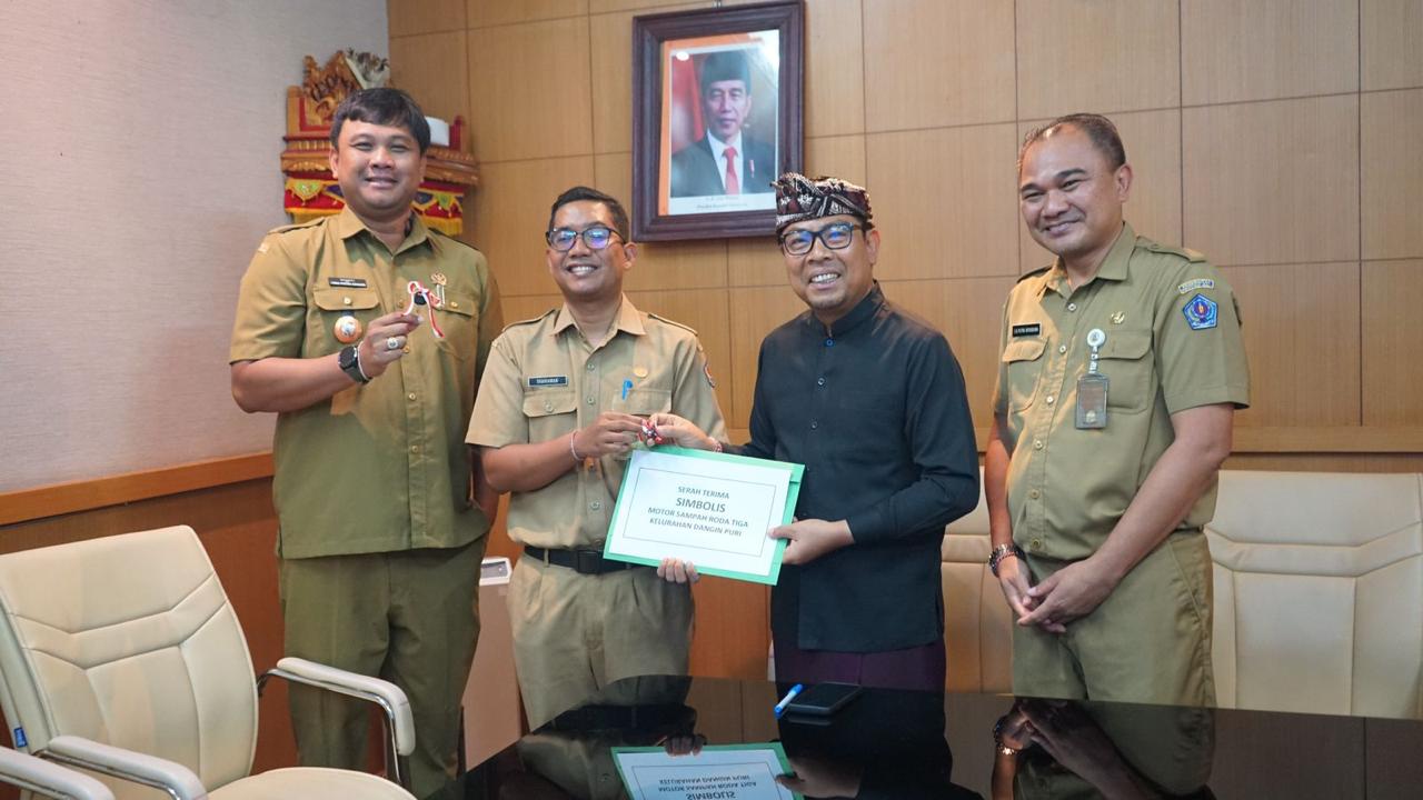 Optimalisasi Penanganan Sampah, Pemkot Denpasar Serahkan 43 Unit Motor Cikar.