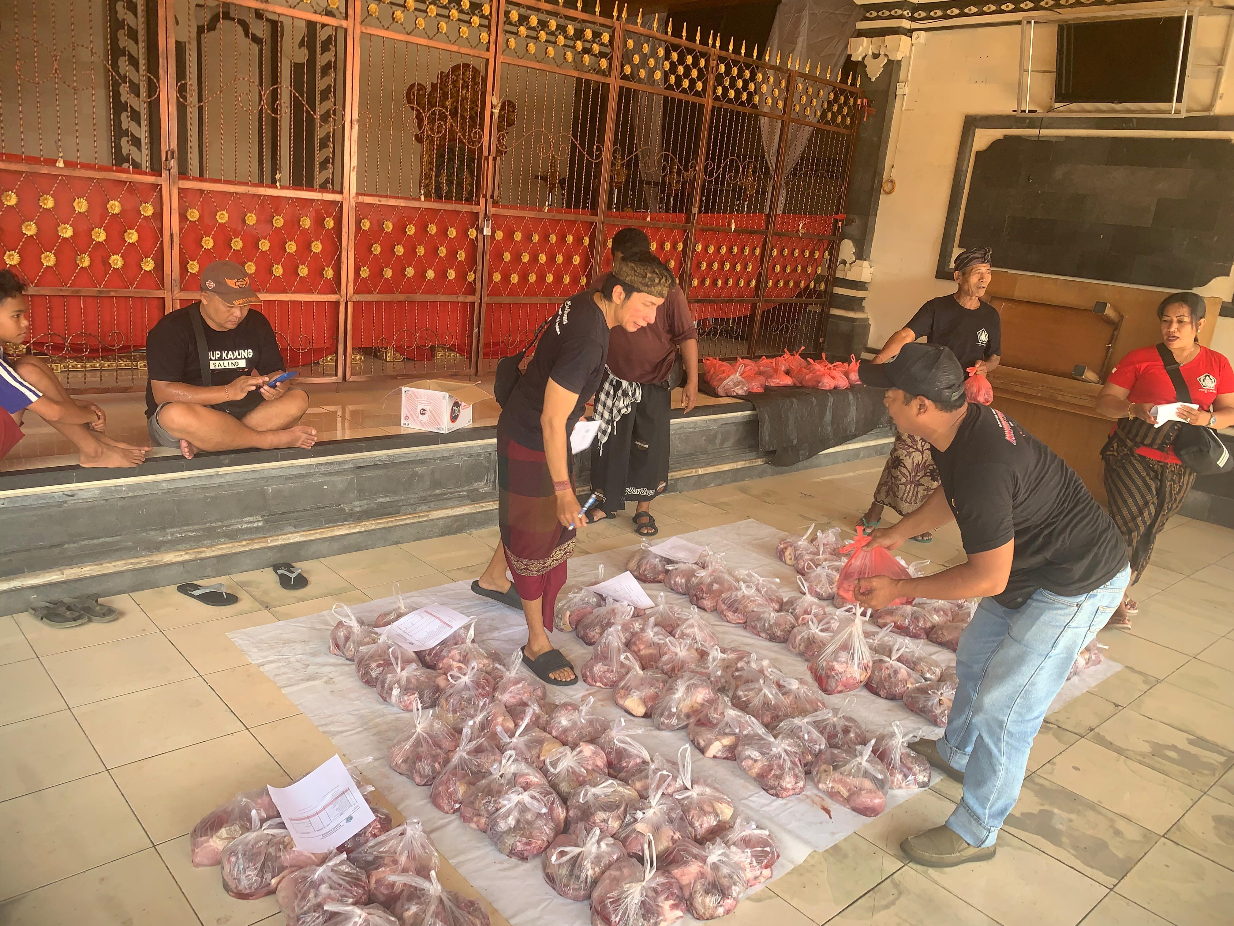 Membagikan Daging Babi Sudah Ke 9 Kalinya : Jadi Kelian Banjar Eka Dharma Benar-Benar Ngayah