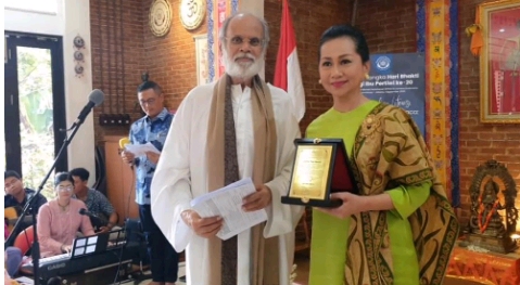 Artis  Ayu Dyah Pasha  Menerima  Anugerah  Karma   Yogi  2024 di  Perayaan Hari Bhakti Bagi Ibu Pertiwi ke-20  