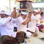 Pjs. Walikota Dewa Mahendra Ngaturang Bhakti Pujawali di Pura Dalem Sakenan, Ida Bhatara Nyejer Hingga 8 Oktober.