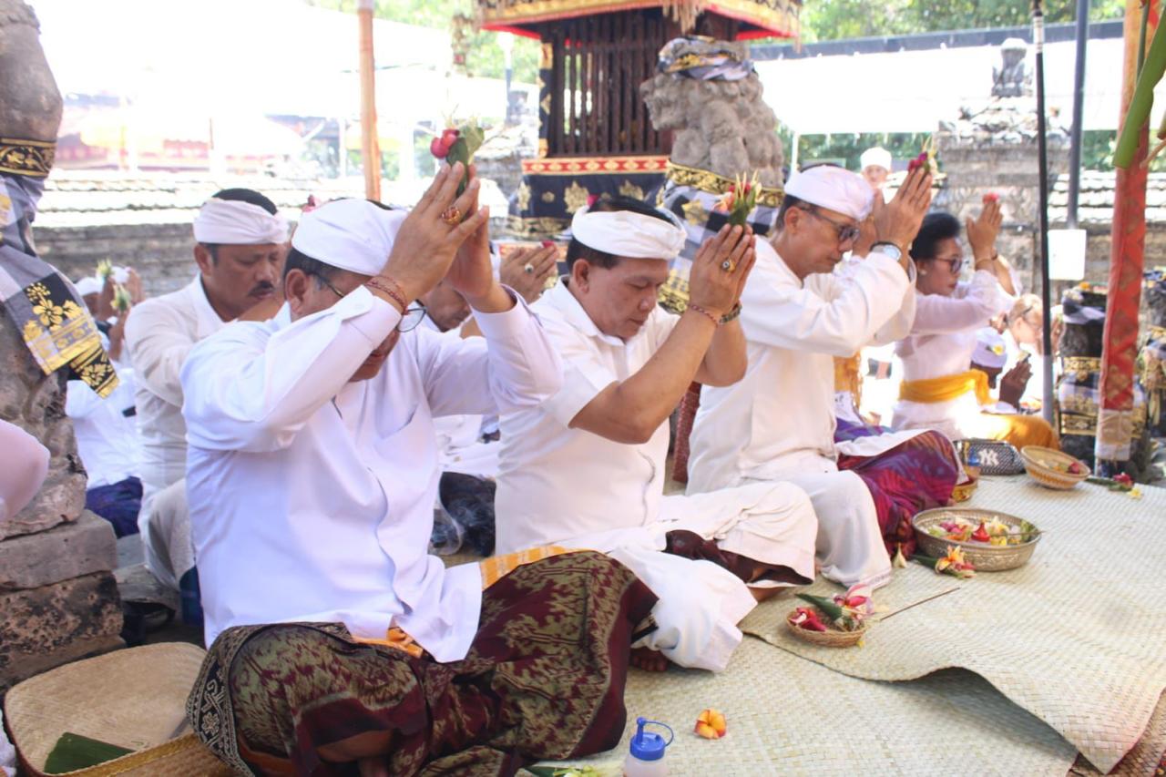 Pjs. Walikota Dewa Mahendra Ngaturang Bhakti Pujawali di Pura Dalem Sakenan, Ida Bhatara Nyejer Hingga 8 Oktober.