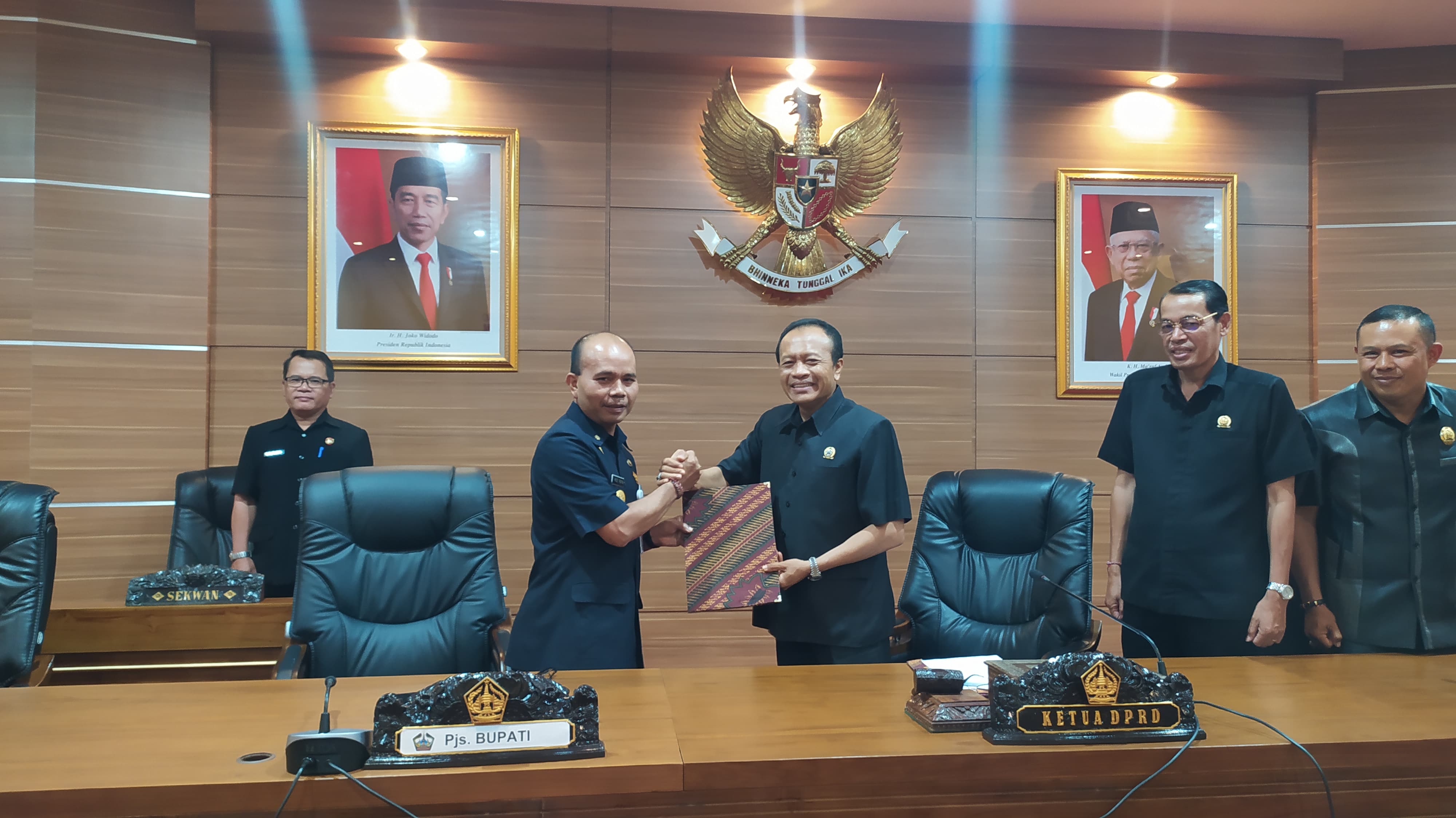 Pjs Bupati  I Made Rentin  hadiri Rapat Paripurna Penyampaian Jawaban Pemerintah Daerah atas Pemandangan Umum Fraksi DPRD Kab. Bangli