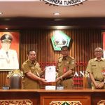Sekda  Tabanan I Gede Susila  Menerima Berita Acara Entry Meeting Tim Pemeriksa Inspektorat Daerah Provinsi Bali