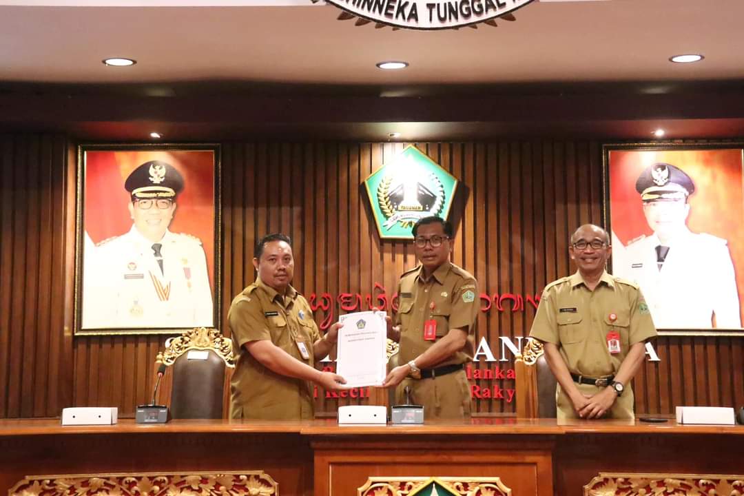 Sekda  Tabanan I Gede Susila  Menerima Berita Acara Entry Meeting Tim Pemeriksa Inspektorat Daerah Provinsi Bali