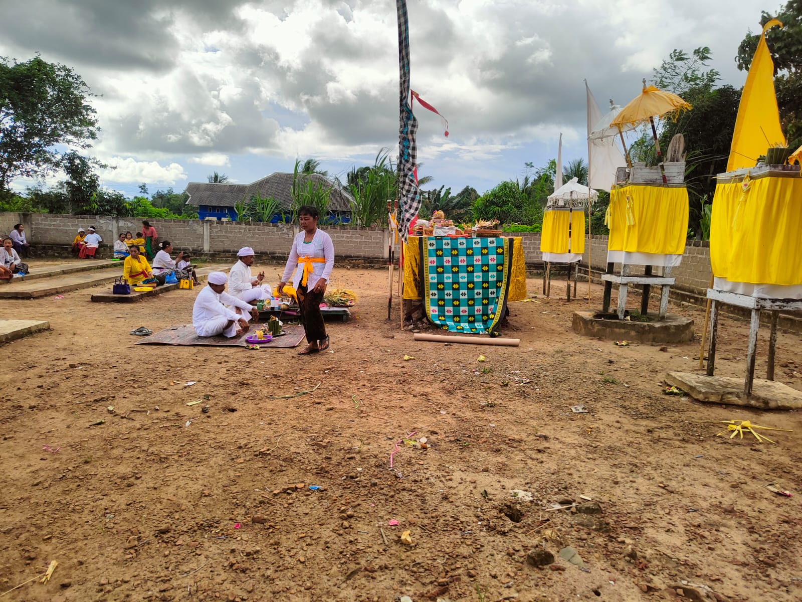 Semangat Kade Suardika dan Kawan-kawan Membangun Pura Tirta Harum Di Muarakaman Kutai Kartanegara