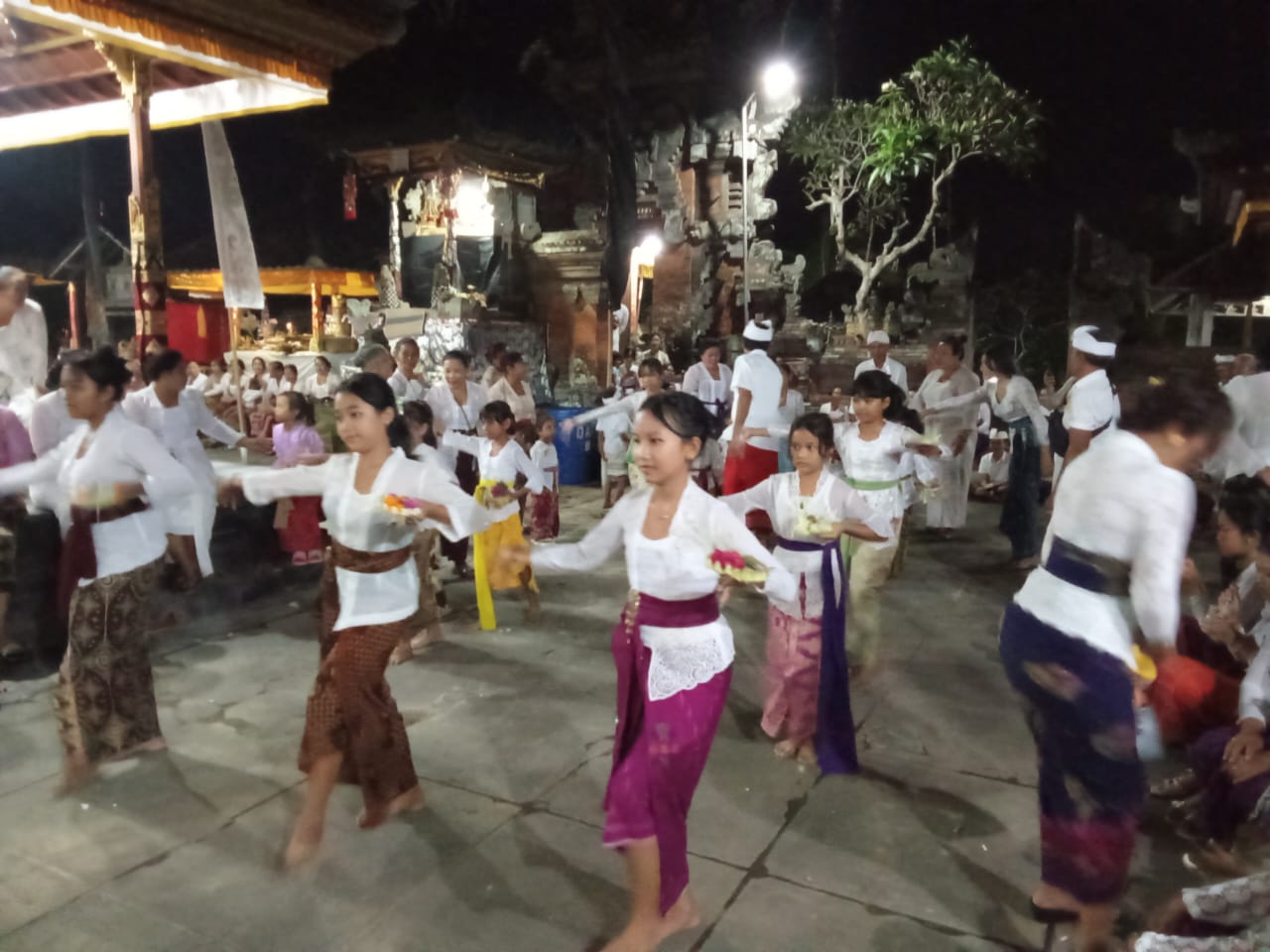 Pemujaan Dewi Saraswati sebagai Dewi Ilmu Pegatahuan dan Kebijaksanaan