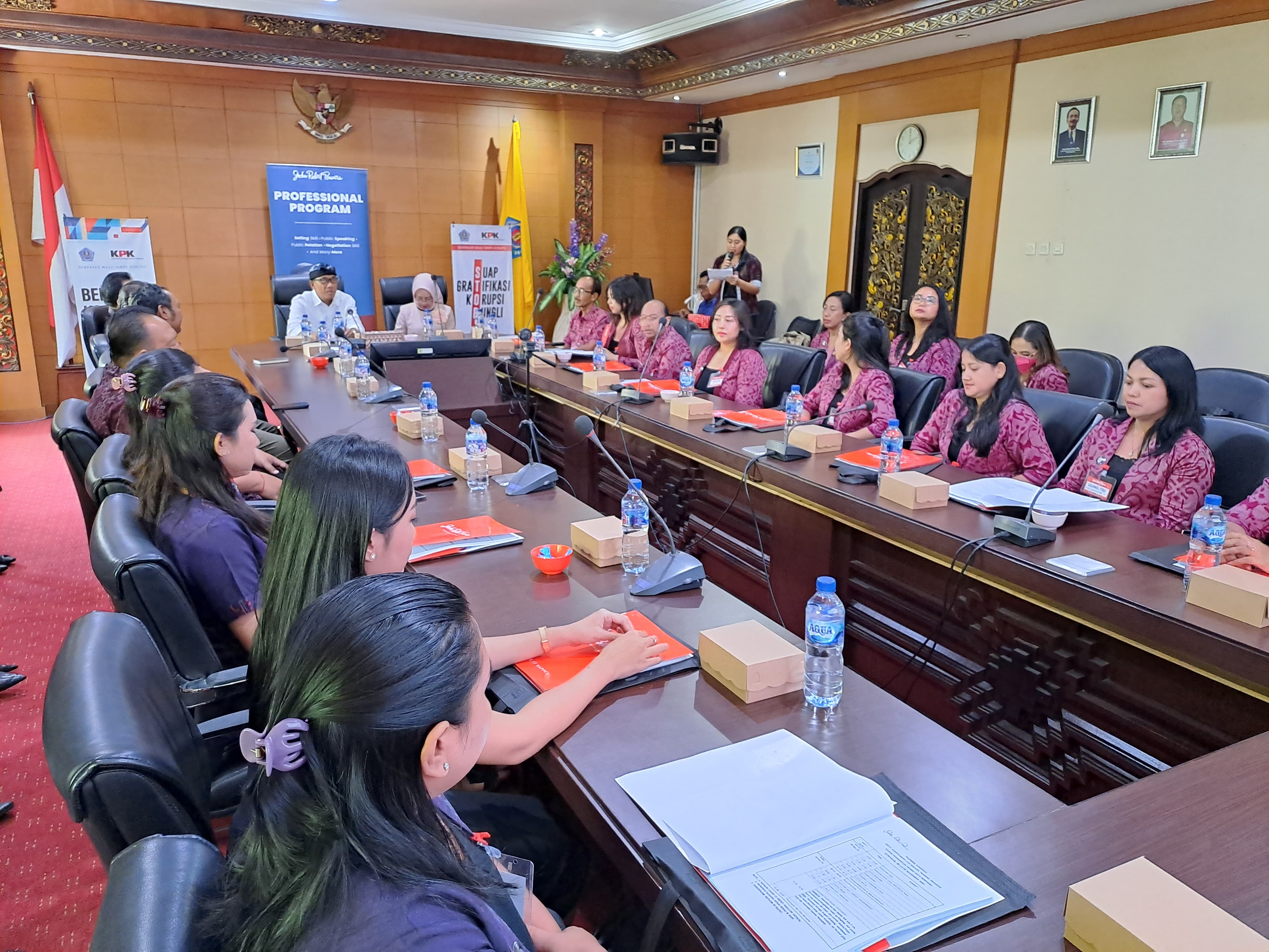 Tingkatkan Profesionalisme Pelayanan , Pegawai Bapenda Denpasar di Gembleng Pelatihan Kepribadian dari John Robert Powers.