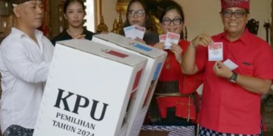 Bupati Sanjaya Nyoblos di TPS 05 Banjar Dauh Pala