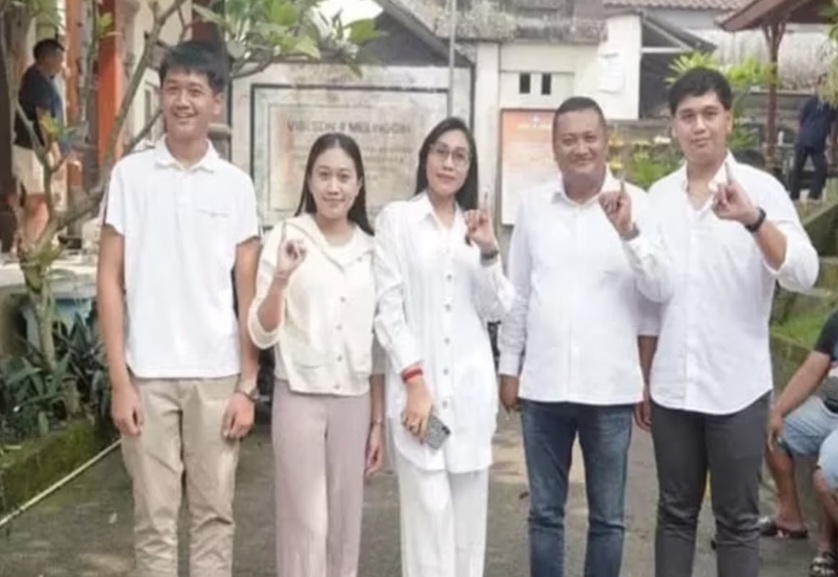 Petahana Mahayastra Nyoblos di TPS 1 Melinggih Bersama Keluarga