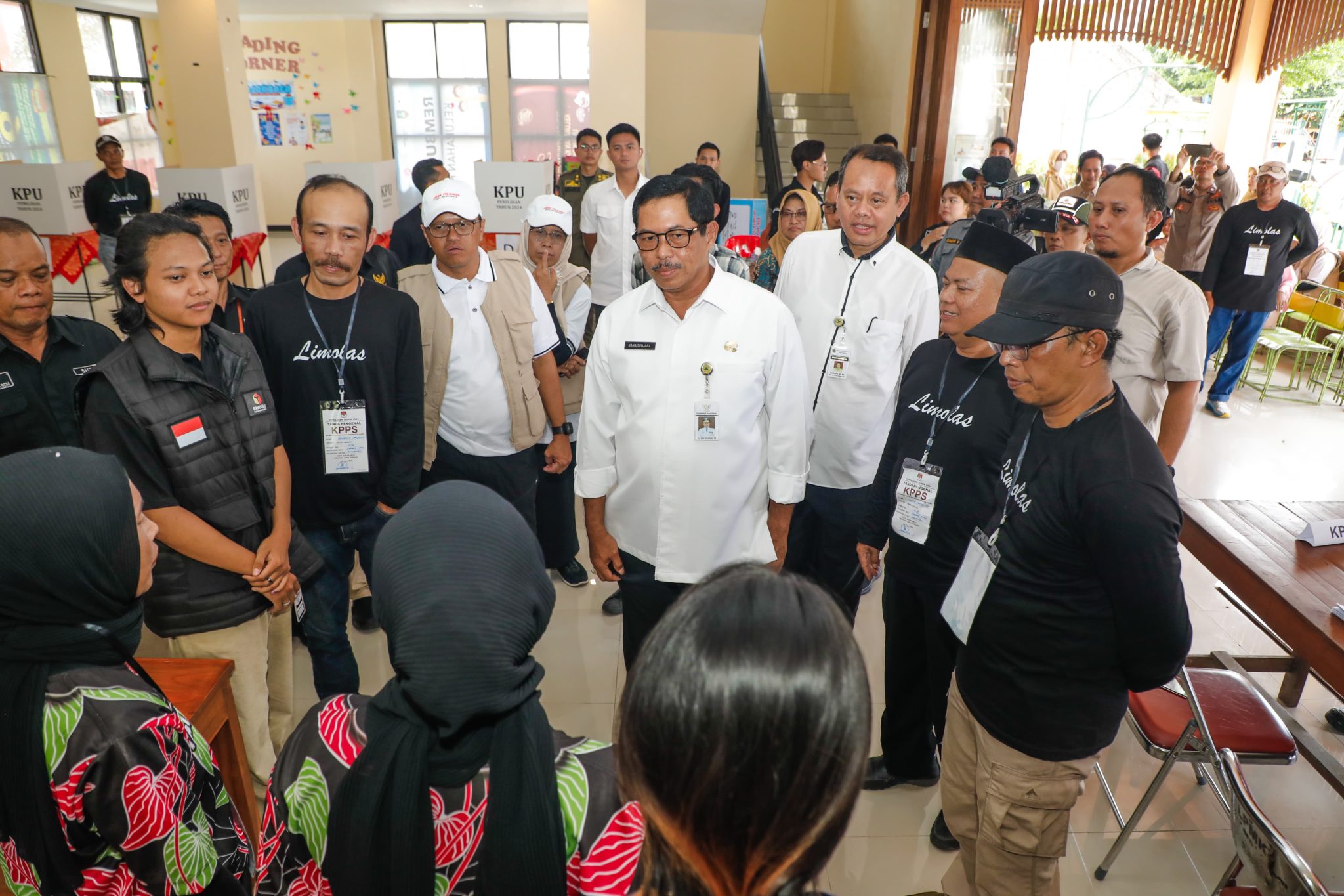 Pantau Sejumlah TPS, Nana Sudjana: Pilkada Jateng Lancar dan Kondusif