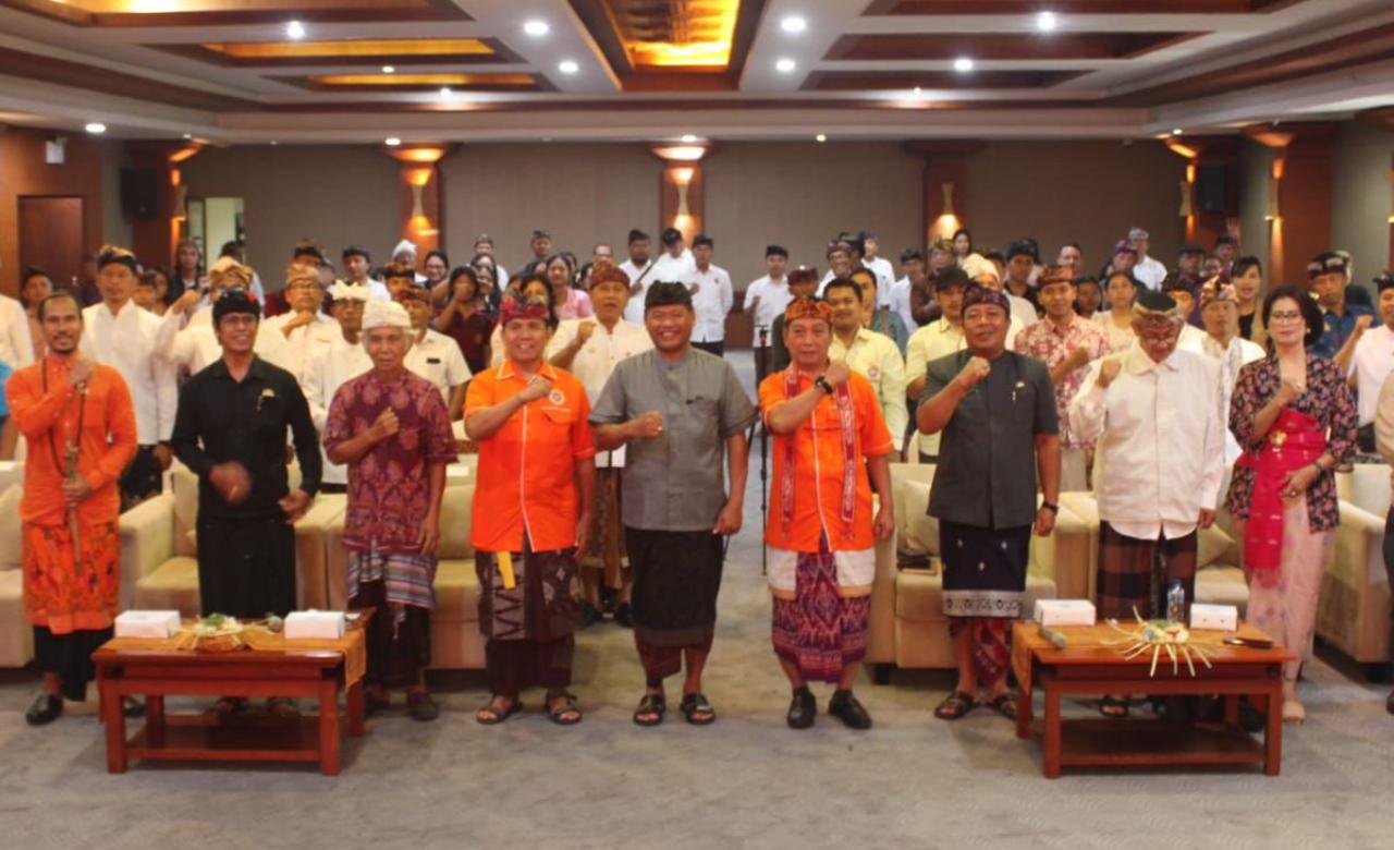 Sekda Alit Wiradana Buka Dialog Publik Serangkaian Pelantikan Pengurus DPD dan DPC Prajaniti Hindu Indonesia.