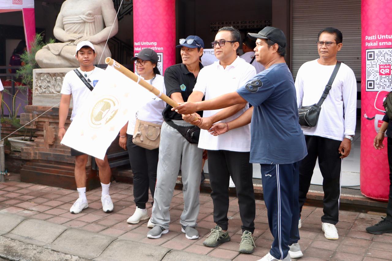 Peringati HUT STT Bina Putra Banjar Laplap Tengah Penatih, Walikota Jaya Negara Lepas Jalan Santai 