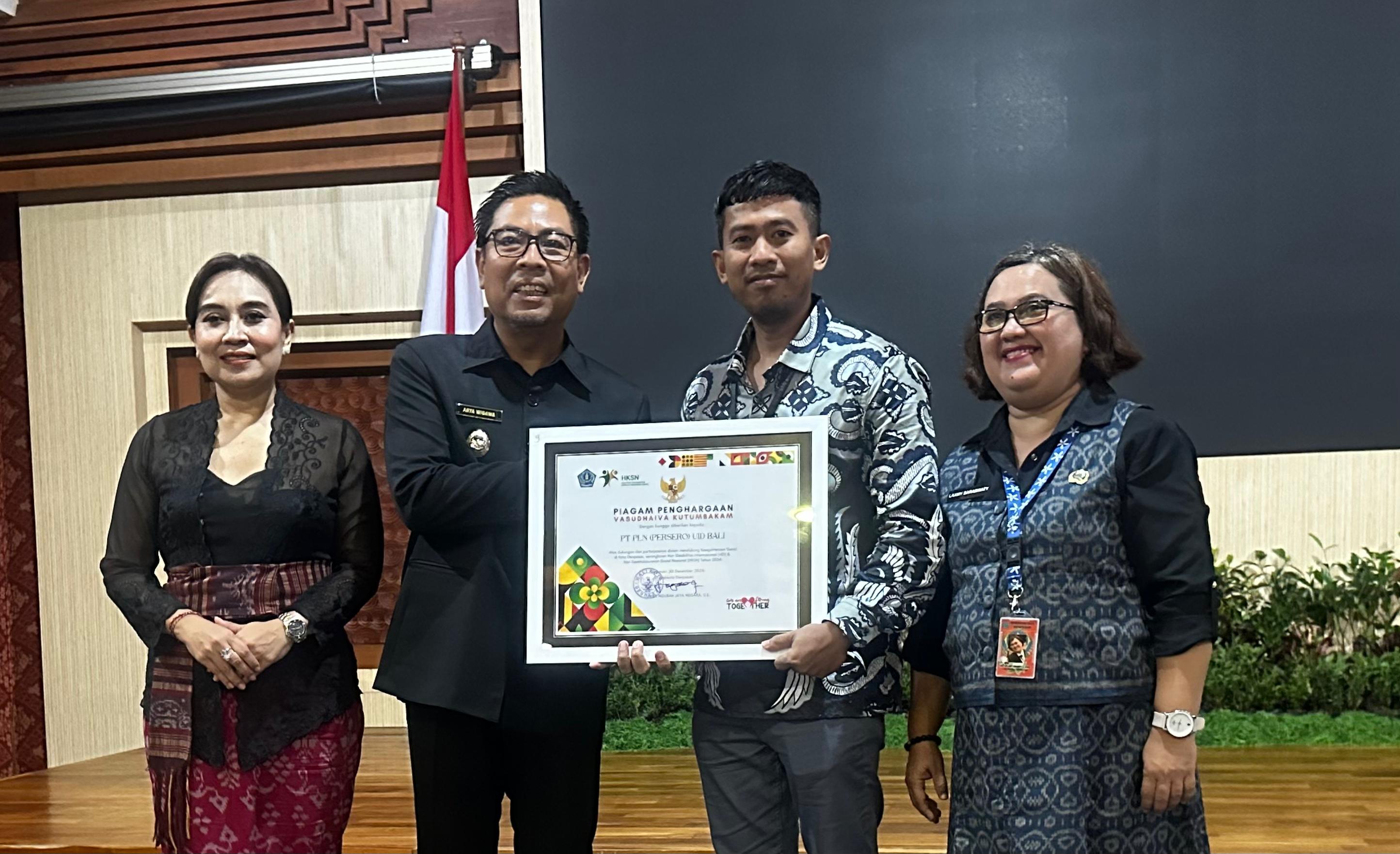 PLN Menerima Penghargaan Vasudhaiva Kutumbakam dari Pemkot Denpasar