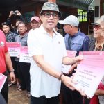Walikota Jaya Negara Serahkan 11 Unit Program Rumah Layak Huni