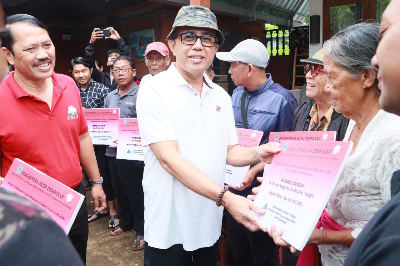 Walikota Jaya Negara Serahkan 11 Unit Program Rumah Layak Huni