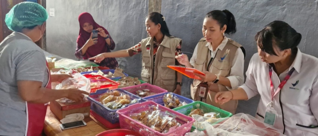 Pastikan Aman, BPOM Denpasar  Sidak Takjil di Sentral Takjil Kampung Jawa 