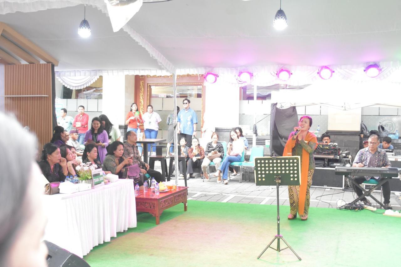 Ny. Sagung Antari Jaya Negara Apresiasi Karaoke Kontes di Arena Denfest ke-17 yang di Gelar BPD Bali