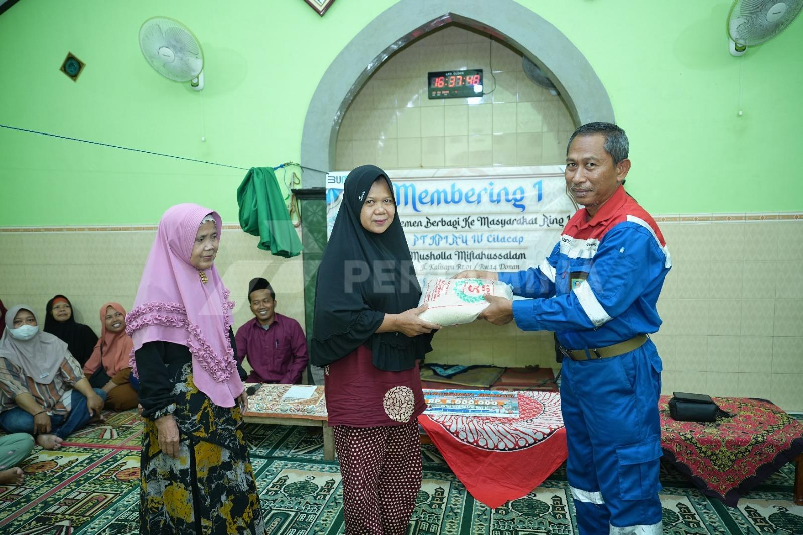 Kilang Cilacap Salurkan Bantuan Beras untuk Duafa
