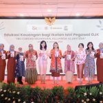 OJK   Bersama  IIPOJK Luncurkan Buku Saku Perempuan Cerdas Keuangan