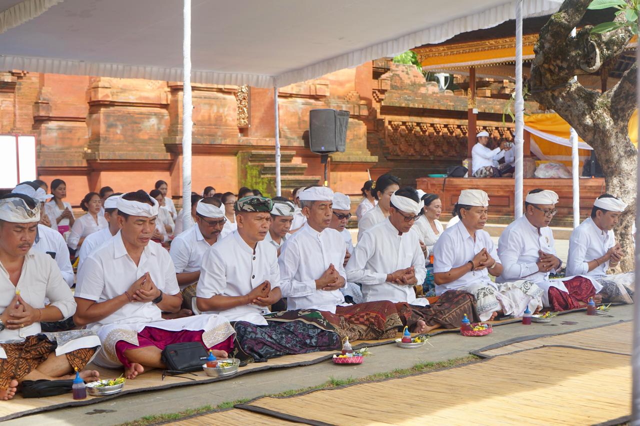 Pemkot Denpasar Gelar Persembahyangan Peringati Tumpek Wayang