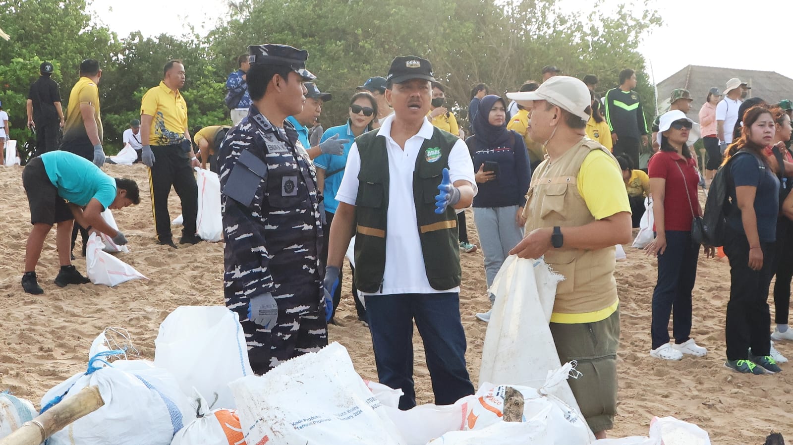 Libatkan 8.600 Peserta, Tiga menteri Kabinet Merah Putih Ikuti Bersih Sampah Laut Di Kedonganan