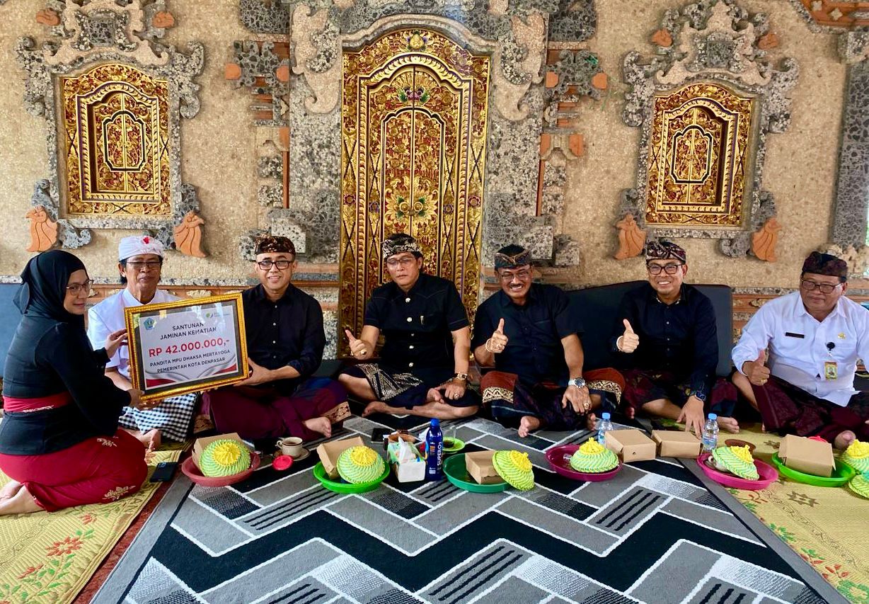 Walikota Jaya Negara Serahkan Jaminan Kematian Untuk Pandita Nabe Dhaksa Mertha Yoga