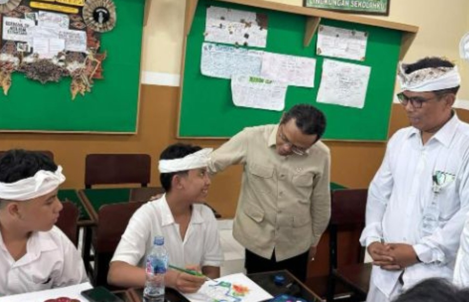 Kunjungi  SMP Dwijendra, Kemendikdasmen Dorong Penguatan Karakter Lewat Budaya Lokal