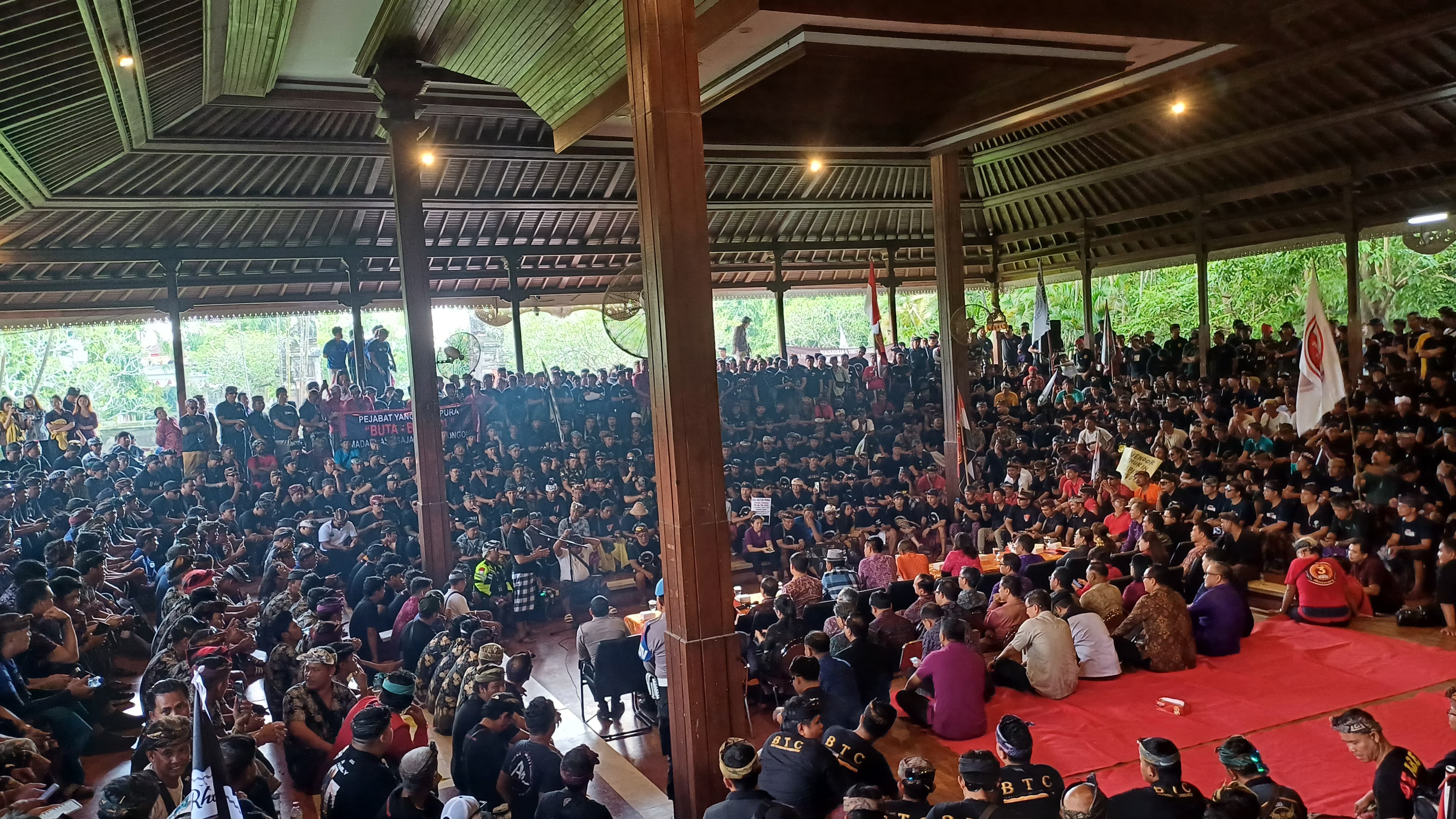 Puluhan Driver Pariwisata Bali  Kembali  Geruduk  DPRD Bali