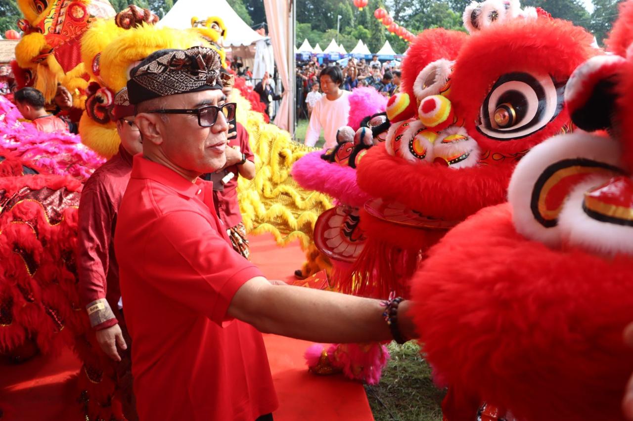 Gemakan Keberagaman Budaya, Walikota Jaya Negara Lepas Parade Nusantara Imlek Tahun 2025